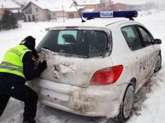 Ministarstvo unutrašnjih poslova: Policiji nisu potrebne zimske gume, jer nema ko da ih kazni! PENDREK: Podržavamo teške mere štednje