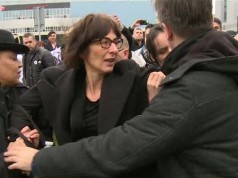 Florens Artman privedena, jer je protestovala protiv nepravednog suđenja Karadžiću