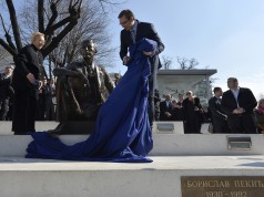 DS podnosi prijavu protiv SNS-a zbog podizanja spomenika Pekiću!