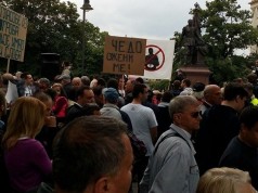 Na protestu Dverjanke iz Čačka vikale: Čedo oženi me!
