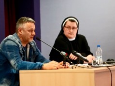 Tompson se povlači u samostan!