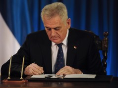 Predsednik sam sebi uručio orden!
