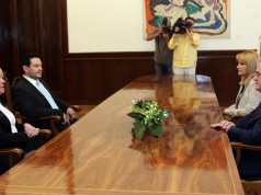 Posle 30 sekundi sa Šarovićem, Nikoliću naglo pozlilo!