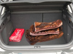 Srpskim turistima rastavljaju kola na granici zbog slanine!