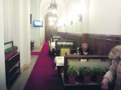 Poslanici i ministri popiše bunar!!!