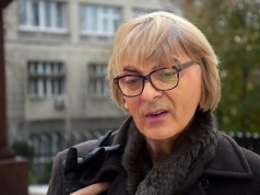 Nebojša Krstić maskiran u Sonju Biserko tajno bio na protestu „ŽUTE PATKE“!!!