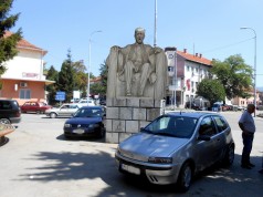 Radikali u Babušnici podižu spomenik Donaldu Trampu!