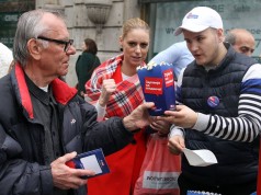 Vuk Jeremić deli aktivistima VIJAGRU!