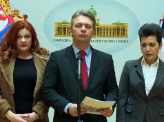 Radule nas je terao da se držimo za ruke!