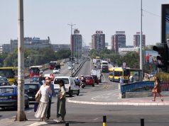 Protestanti bacili 3 babe sa Brankovog mosta!