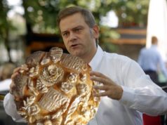 Borko Stefanović, blizak saradnik Đilasa, pokazao kako se mesi slavski kolač!