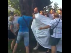 Spasić i Vacić umotali Jankovića u transparent pa mu pevali pesmu od Cece: KUKAVICA!