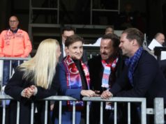 Bivši reprezentativac Srbije Pantelić sa švalerkom na utakmici(FOTO)
