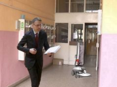 Saša Radulović skuplja potpise od vrata do vrata, a ako nećete da potpišete nudi kirbi na prodaju ili izradu natalne karte