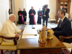 Vučić ponudio papi Franji da se učlani u SNS – Papa se zainteresovao za botove