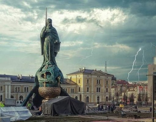 STRAVA u Nemanjinoj: elita iz „kruga dvojke“ doživljava misteriozne bolesti i nesreće pri iznenadnom susretu sa novim spomenikom!