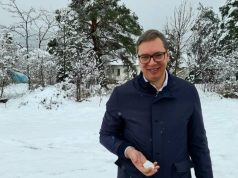 Predsednik Srbije izašao je danas iz svoje fotelje i, ugledavši sopstvenu senku, svečano najavio kraj zime(VIDEO)