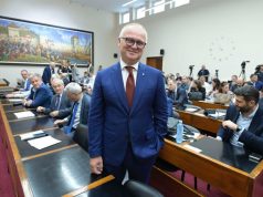 Vesić u Skupštini grada poklonio svoju knjigu „MOJ BEOGRAD“ Šapiću, ovaj se rasplakao i napustio Skupštinu
