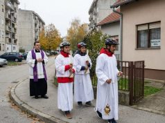 Svećenik iz Zagreba otpustio ministrante i angažirao Nepalce za blagoslov kuća