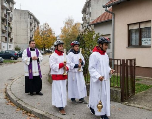 Svećenik iz Zagreba otpustio ministrante i angažirao Nepalce za blagoslov kuća