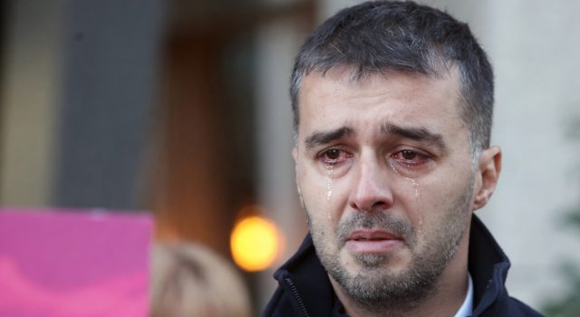 Savo Manojlović tuži Mlađu Đorđevića zbog sajberbulinga: Svedoci tvrde da sedi sam u kući, ne jede, ne pije, i samo plače – ZA UTEHU TRAŽI ODŠTETU 100 000 EVRA!