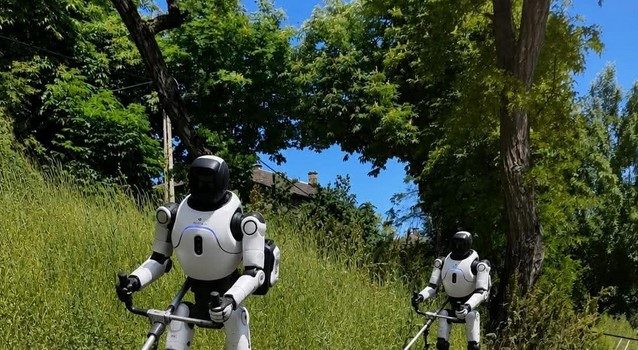 Ove godine u tradicionalnoj KOSIDBI NA RAJCU učestvuju i kineski roboti: Vučić garantuje jednaka prava za sve kosače