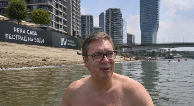 Vučić plivao u reci Savi kod BG na vodi ZA MIR U SVETU!