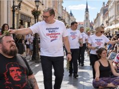 Naprednjački huligani tuku ruzmarinom Novosađane (KOLORIZOVANO)
